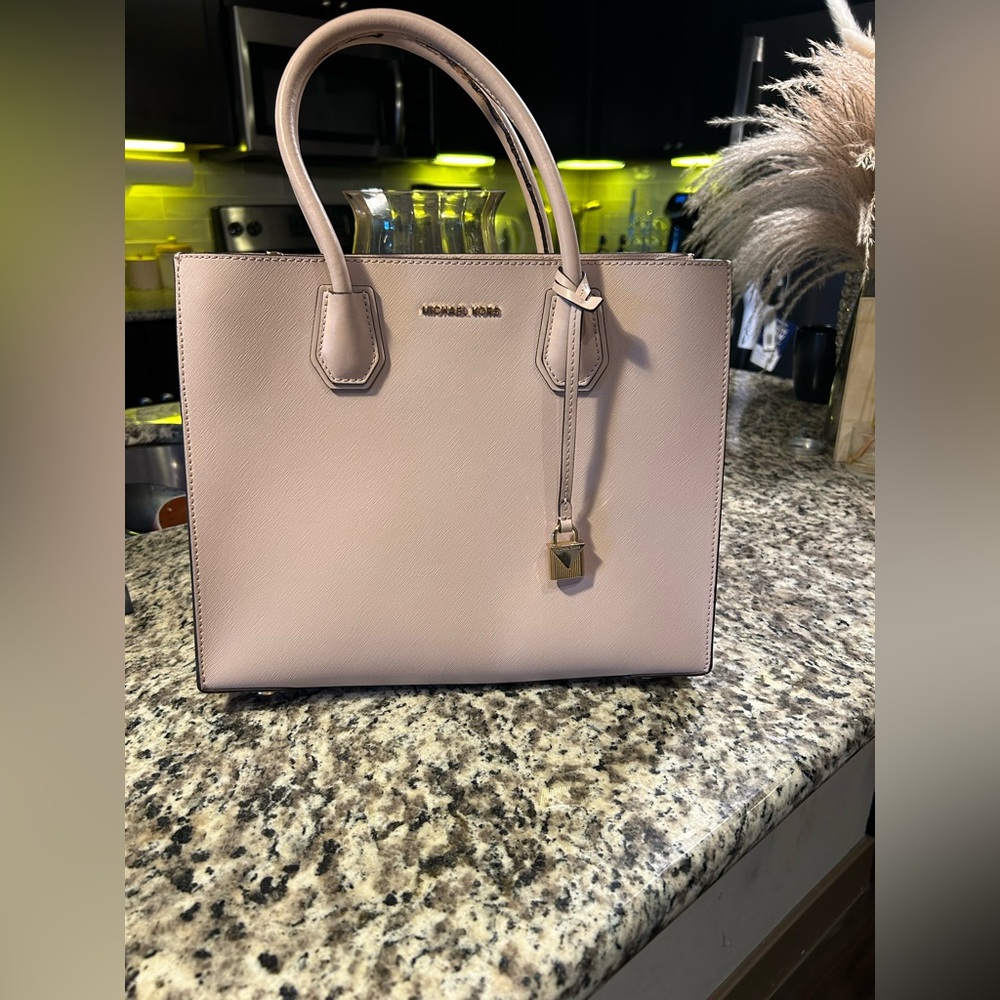 MICHAEL KORS Mercer Large Color-Block Saffiano Leather Tote Bag - Picture 13 of 13